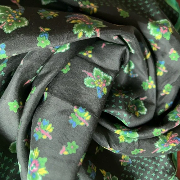 Emanuel Ungaro Black Silk Scarf with Green Floral Motif 22“ x 22“ - Picture 4 of 10